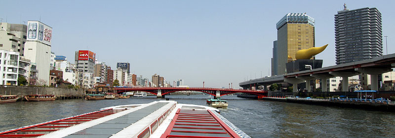 浅草（左）と吾妻橋（右）を結ぶ赤い吾妻橋
