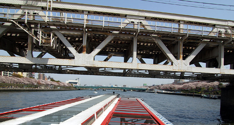 花川戸（左）と吾妻橋（右）を結ぶ東武鉄道橋梁（伊勢崎線）をくぐる水上バス「竜馬」