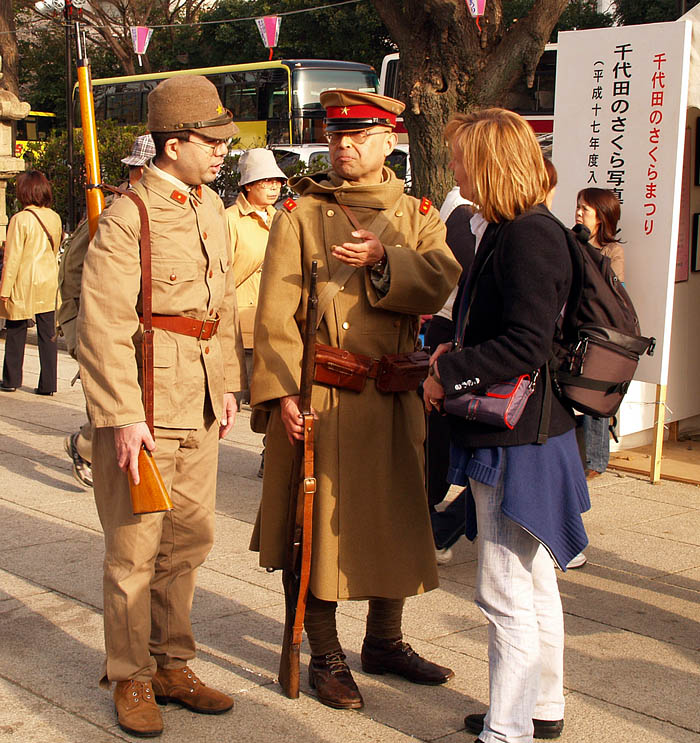 外人の質問に答える旧日本軍の軍服を着た男たち