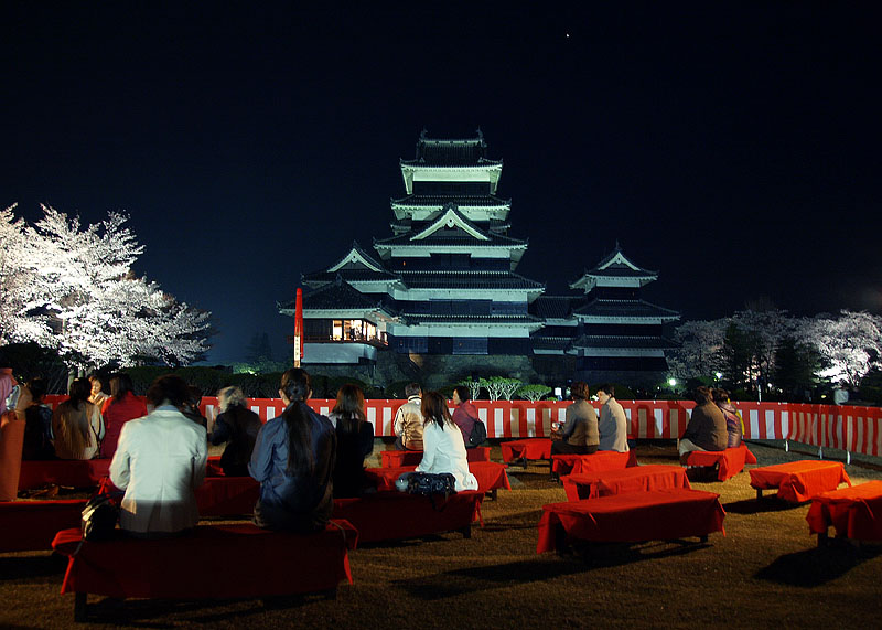 松本城（東面）と夜桜を楽しむ人たち
