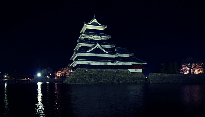 夜の松本城（南面）